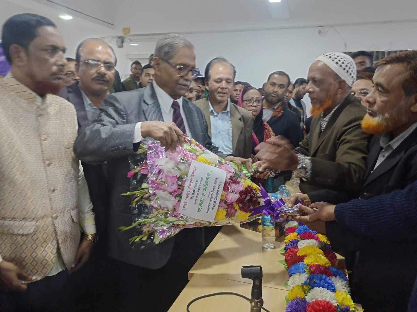 শাহরাস্তির প্রাথমিক শিক্ষক সমিতির পক্ষ থেকে মেজর (অবঃ) রফিকুল ইসলাম বীর উত্তমকে সংবর্ধনা