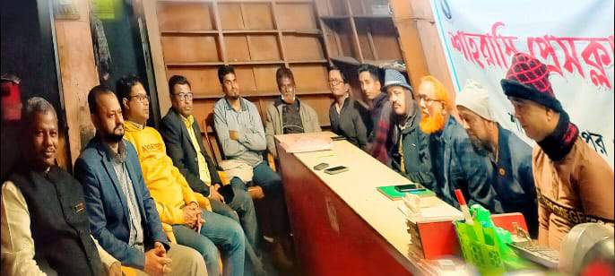 শাহরাস্তি প্রেসক্লাবের জরুরী সভা ও বিনোদন আড্ডা অনুষ্ঠিত