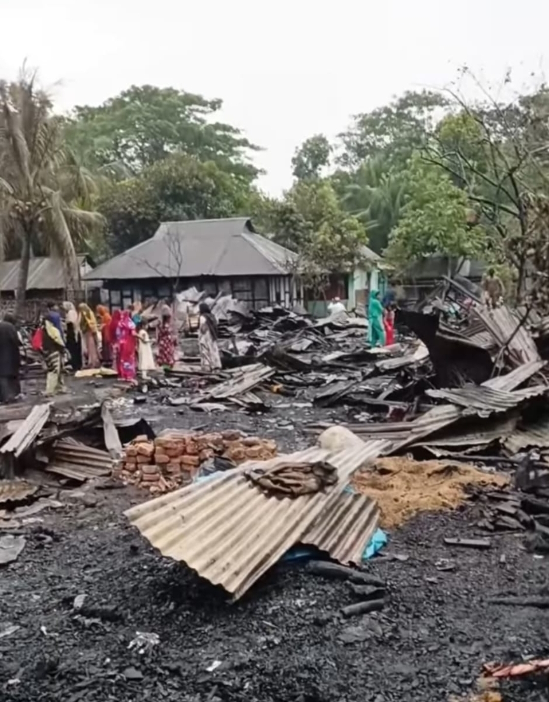 শাহরাস্তির আলিপুর গ্রামের বড়বাড়ীতে  ভয়াবহ অগ্নিকান্ডে ১৪টি বসতঘর ভস্মীভূত, ক্ষয়ক্ষতির পরিমান অর্ধকোটি টাকা
