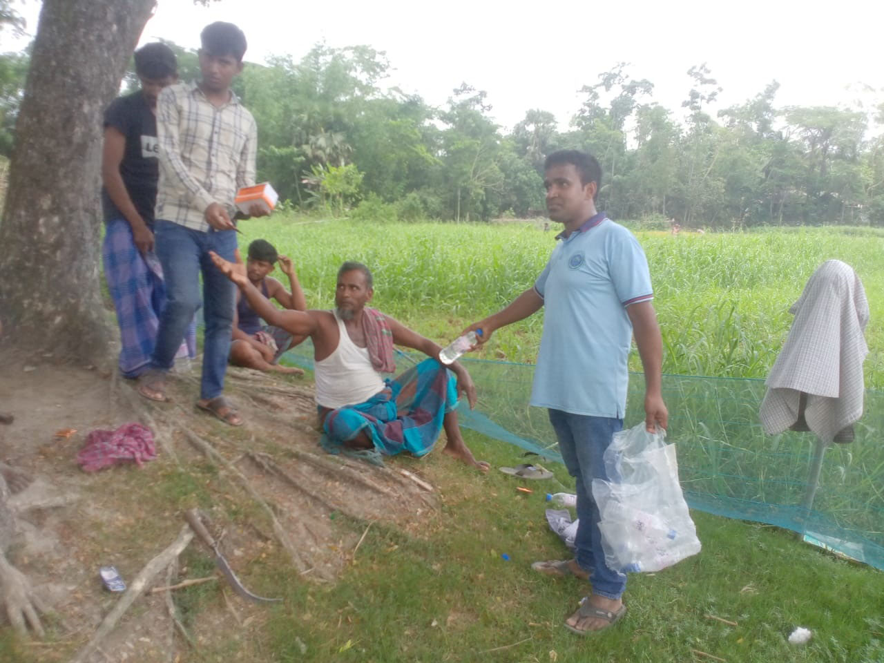 বিশুদ্ধ পানি ও ওরস্যালাইন বিতরণ করলেন জেলা ছাত্রলীগ নেতা ইঞ্জিঃ ইমতিয়াজ সিদ্দিকী তোহা