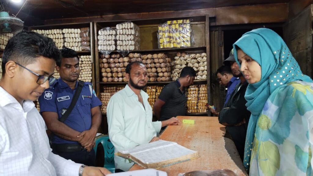 শাহরাস্তিতে  ভেজাল খাদ্য উৎপাদনের দায়ে ৩টি প্রতিষ্ঠানকে ৫৫ হাজার টাকা  দন্ড