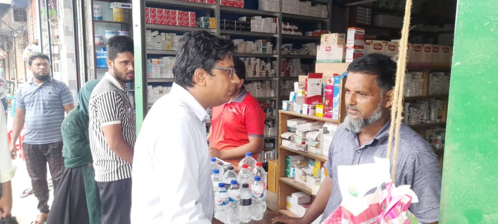 শাহরাস্তি পৌরসভার রাস্তার উপর সাইনবোর্ড ও মালামাল রাখায় ৬ দোকানিকে ১২ হাজার টাকা জরিমানা