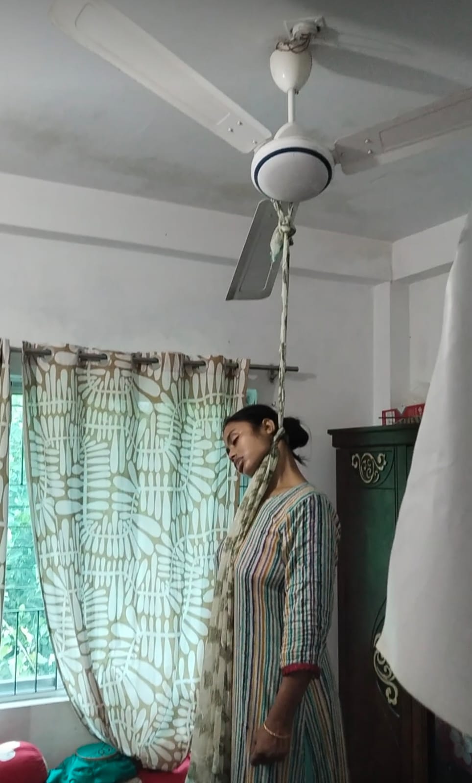 শাহরাস্তিতে তিন সন্তানের জননীর ঝুলন্ত লাশ উদ্ধার