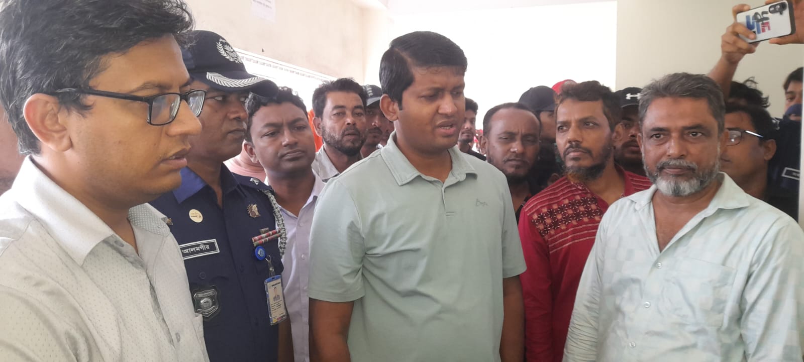 শাহারাস্তিতে আশ্রয় কেন্দ্রগুলো পরিদর্শন করেছেন জেলা প্রশাসক জনাব কামরুল হাসান