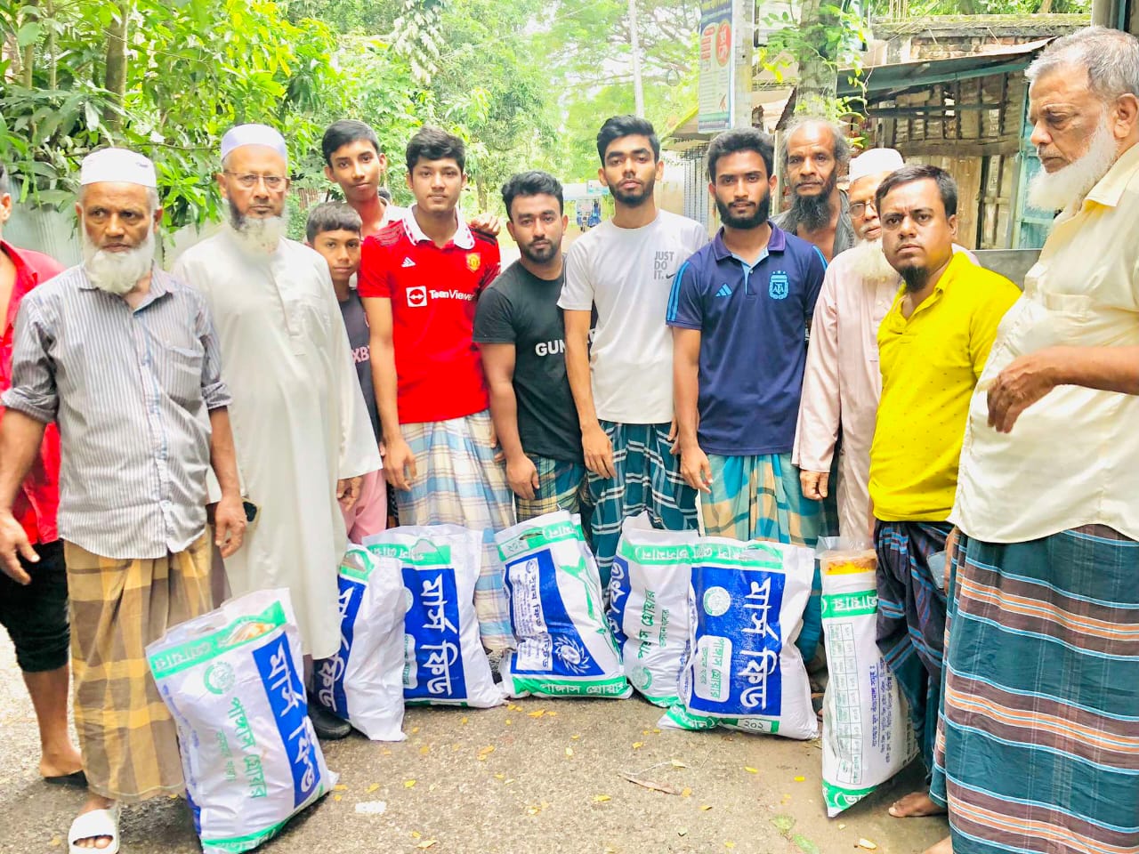 শাহরাস্তি পৌরসভার ৪ নং ওয়ার্ডের সোনাপুর গ্ৰামের সমাজসেবক লাভলু পাটোয়ারী ও যুবসমাজের উদ্যোগে সোনাপুর গ্রামের বন্যার্তদের মাঝে উপহার সামগ্রী বিতরণ