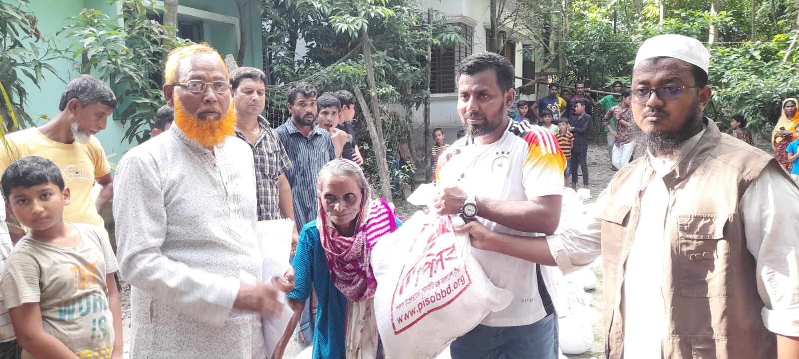 পি সব কর্তৃক শাহরাস্তিতে বান বাসীদের মাঝে ত্রাণ সামগ্রী বিতরণ