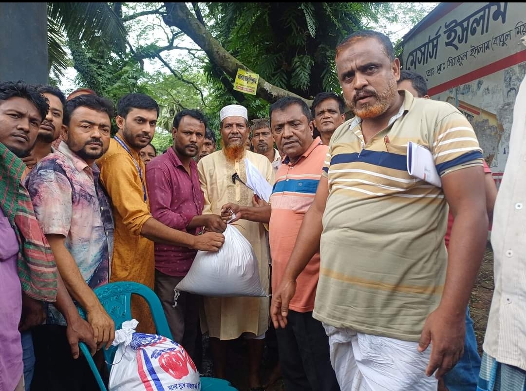 শাহরাস্তির রায়শ্রী দক্ষিণ ইউনিয়নে বন্যা কবলিত মানুষের মাঝে ত্রাণ সামগ্রী বিতরণ করা হয়।।