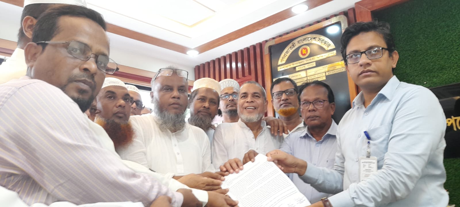 শিক্ষা সংস্কার কমিশন গঠনের দাবিতে শাহারাস্তিতে মাধ্যমিক শিক্ষকদের মানববন্ধন