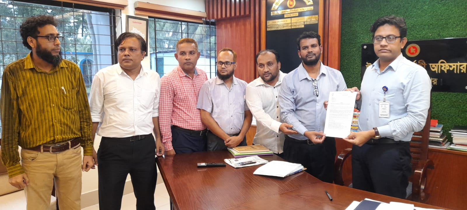 শাহরাস্তিতে প্রাথমিক শিক্ষকদের   ১০ম গ্রেড বাস্তবায়নে  মানববন্ধন ও স্মারকলিপি পেশ।