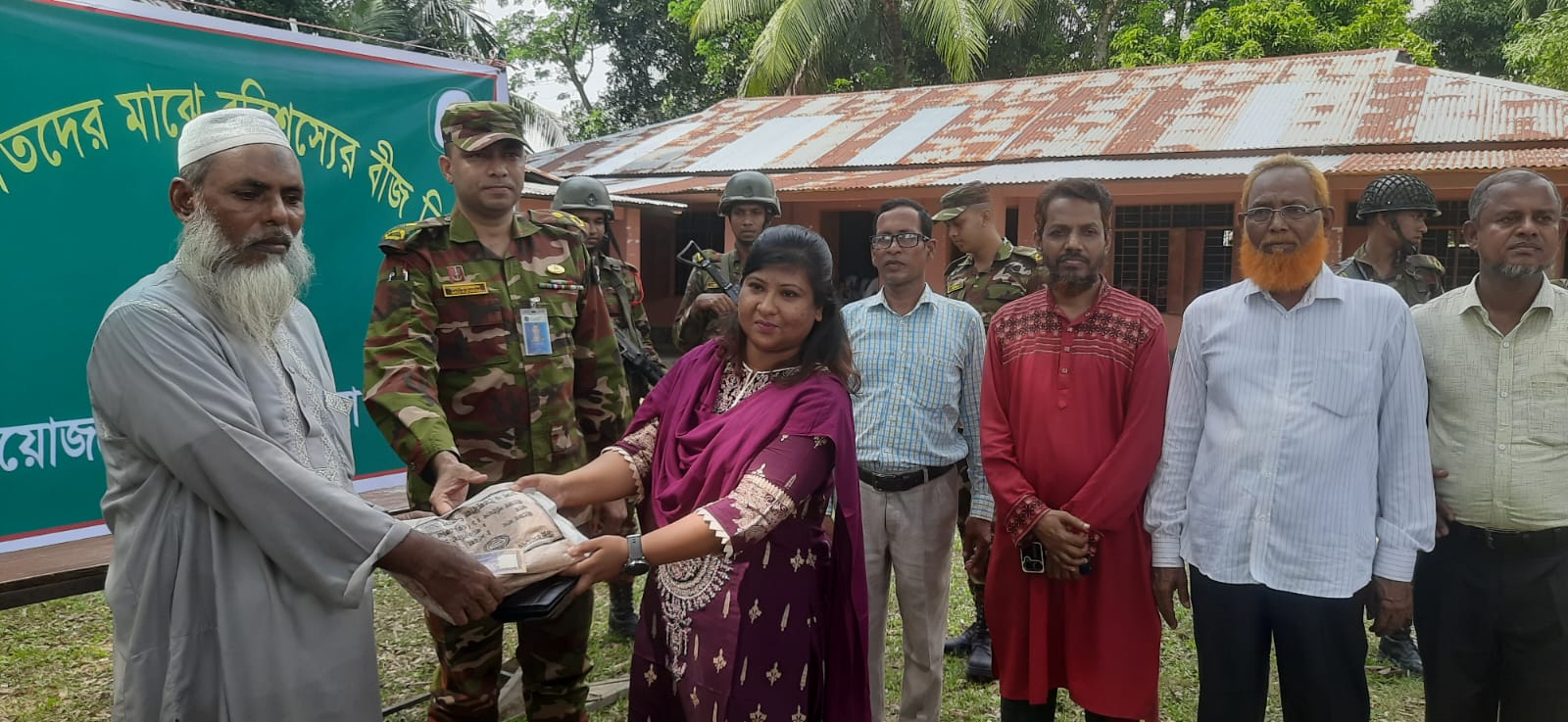 শাহরাস্তিতে সেনাবাহিনীর উদ্যােগে  বন্যায় ক্ষতিগ্রস্থ কৃষকদের  মাঝে রবি শস্য বীজ ও নগদ অর্থ  বিতরণ