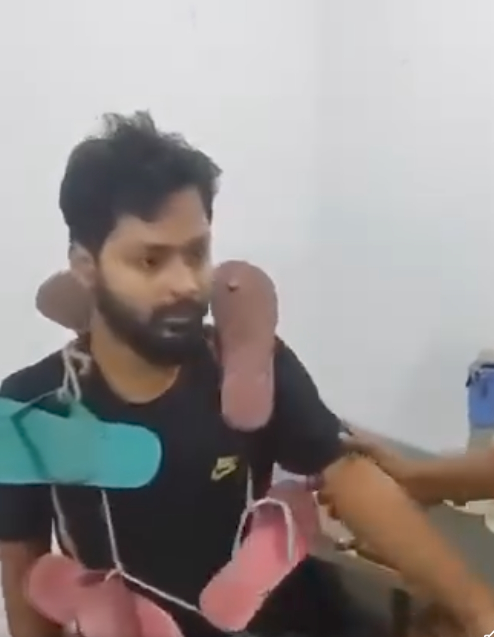সাংবাদিকের গলায় জুতোর মালা; বিএমএসএফ’র তদন্ত কমিটি গঠন ; তিনদিনের মধ্যে বিচার দাবি