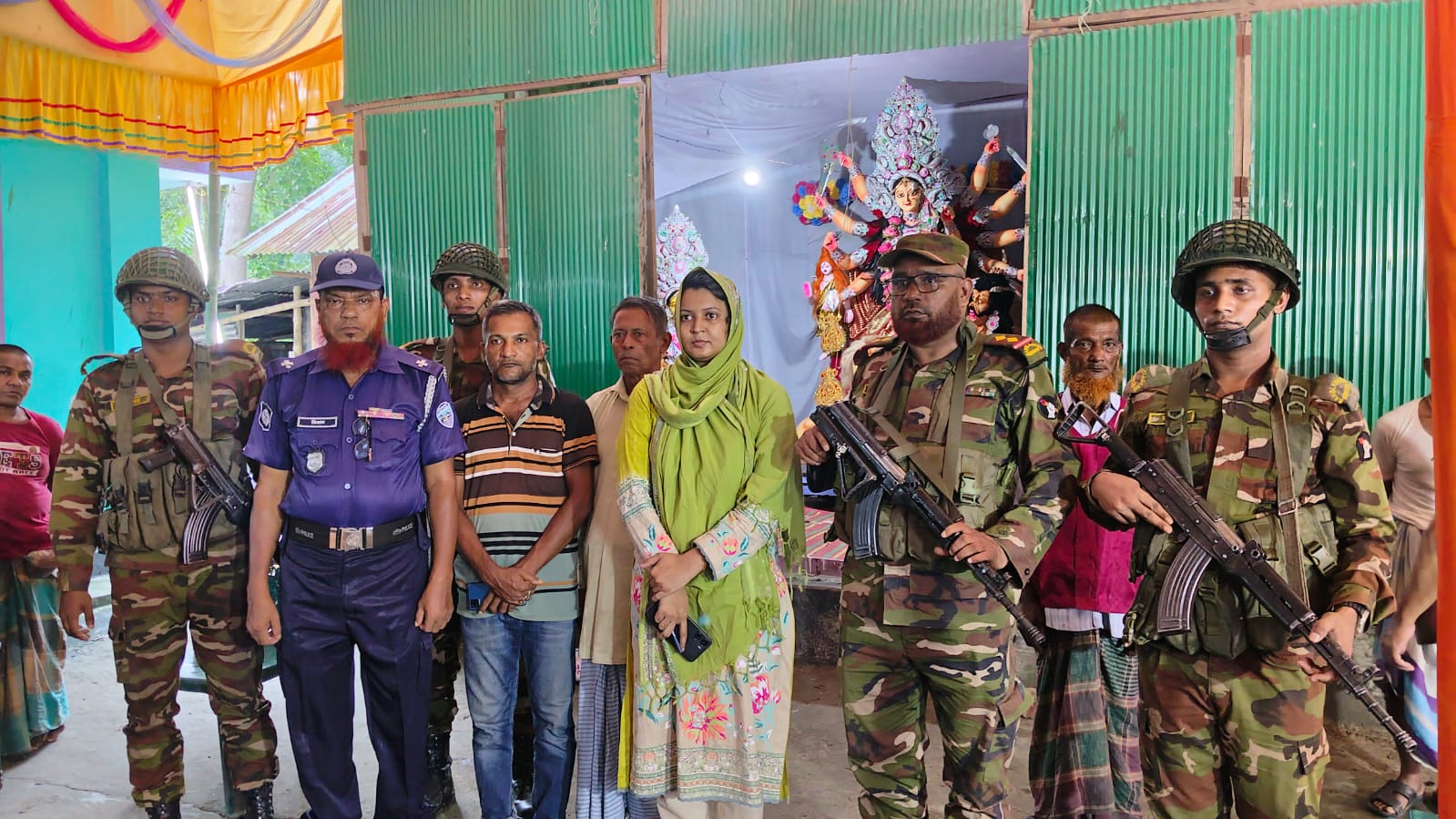 শাহরাস্তি উপজেলা সহকারী কমিশনার (ভূমি) রেজোওয়ানা চৌধুরী সহ সেনাবাহিনীর স্ট্রাকিং ফোর্সের দুর্গাপূজা মণ্ডপ পরিদর্শন