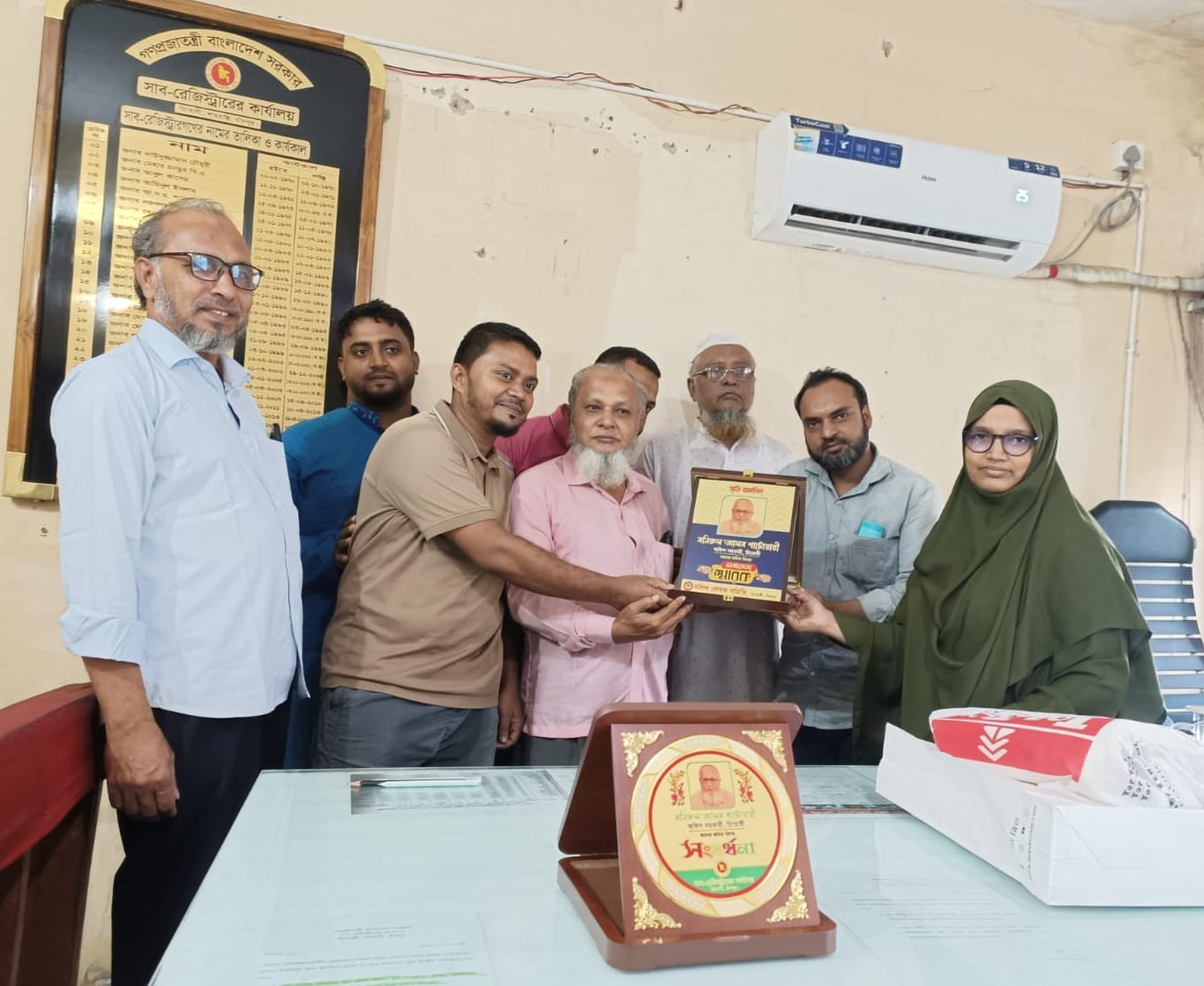 শাহরাস্তির চিতোষী সাব-রেজিস্টার কার্যালয়ের অফিস সহকারী মনির হোসেনের অবসরজনিত বিদায়ী সংবর্ধনা।
