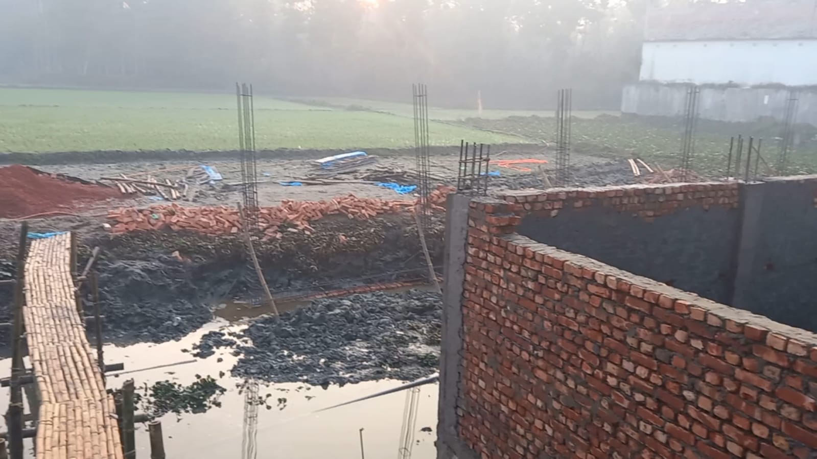 শাহরাস্তির কালিয়াপাড়ায় মাছ চাষের জন্য খাল লীজ এনে ইমারত নির্মাণ।