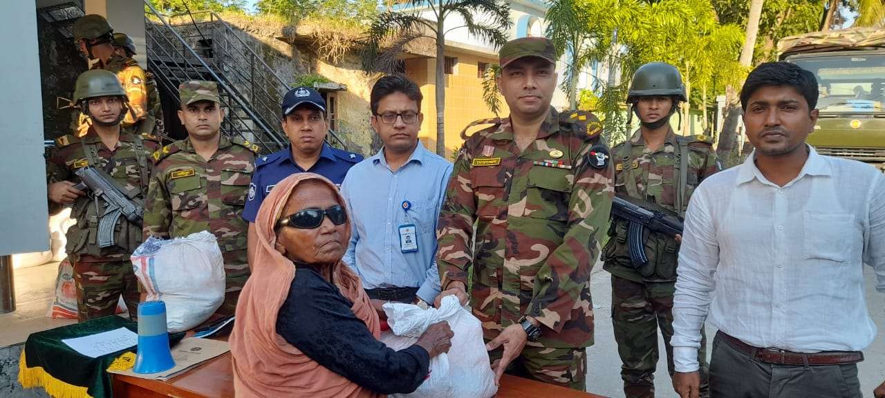 সেনাবাহিনী কর্তৃক বন্যার্তদের মাঝে গৃহ নির্মাণ সামগ্রী, নগদ অর্থ এবং ত্রাণ বিতরণ প্রসঙ্গে।