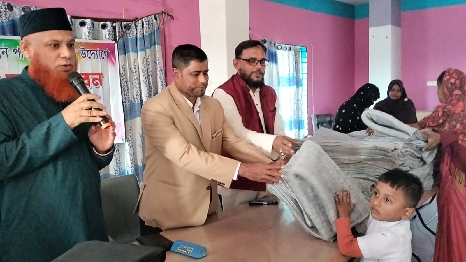 চাঁদপুর জমিন কমিউনিটি সেন্টার হাজী     পাবলিক স্কুলের উদ্যোগে অসহায়দের মাঝে কম্বল বিতরণ।