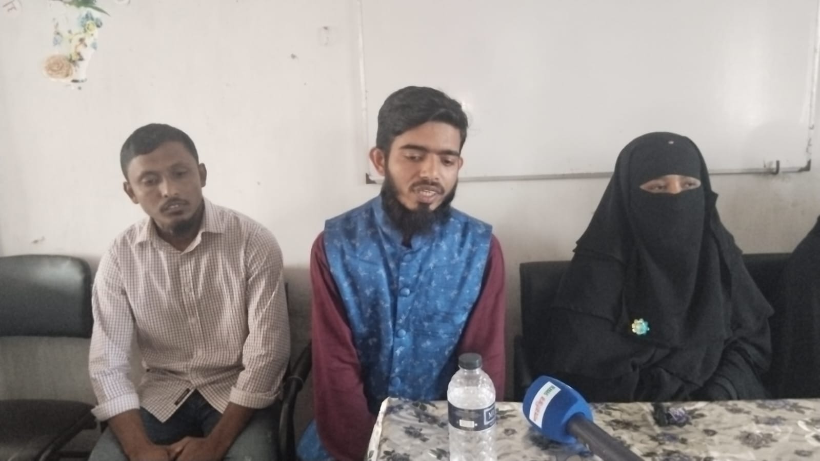 নারী কেলেংকারীতে জড়িত শিক্ষকদের অপসারণের দাবিতে শিক্ষক-শিক্ষার্থীদের সংবাদ সম্মেলন