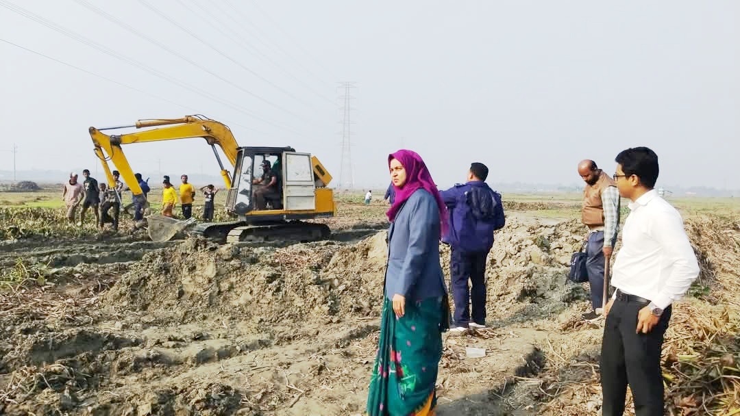 শাহরাস্তিতে কৃষি জমির মাটি কাটার অপরাধে একজনকে দুই মাসের কারাদণ্ড