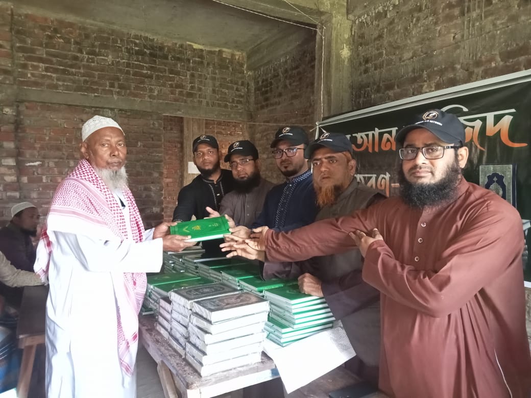 উম্মা এইড নেটওয়ার্ক এর আয়োজনে কোরআন বিতরণ সম্পন্ন