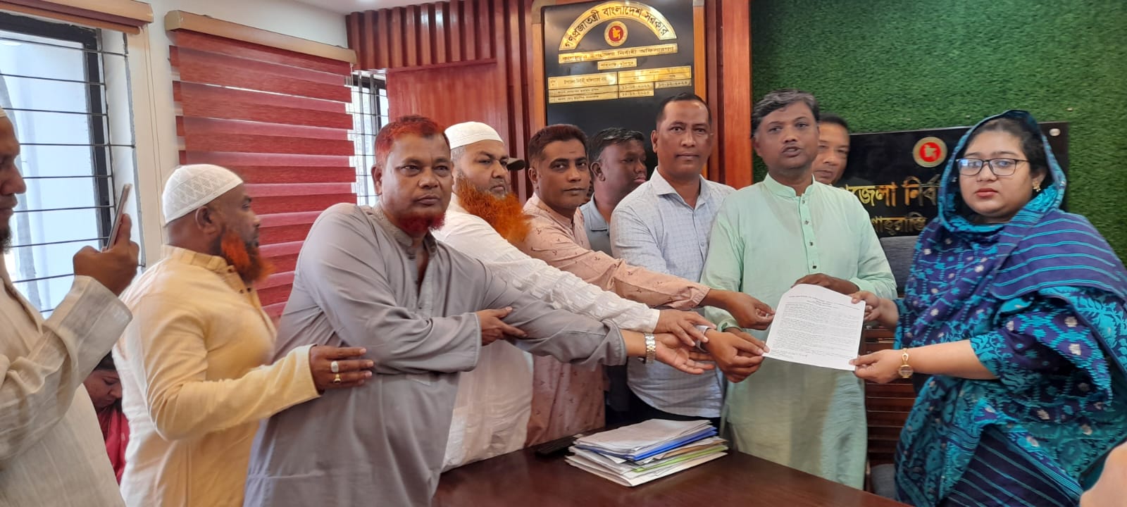 শাহরাস্তির ইউএনও’র বরাবরে উপজেলার ইটভাটা মালিকদের সাত দফা দাবি সম্বলিত স্মারকলিপি প্রদান
