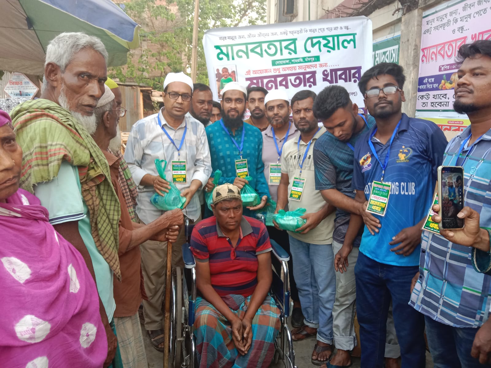 শাহরাস্তির দোয়াভাঙ্গায় “মানবতার খাবার” এর উদ্যোগে অসহায়দের জন্য একবেলার খাবার বিতরণ