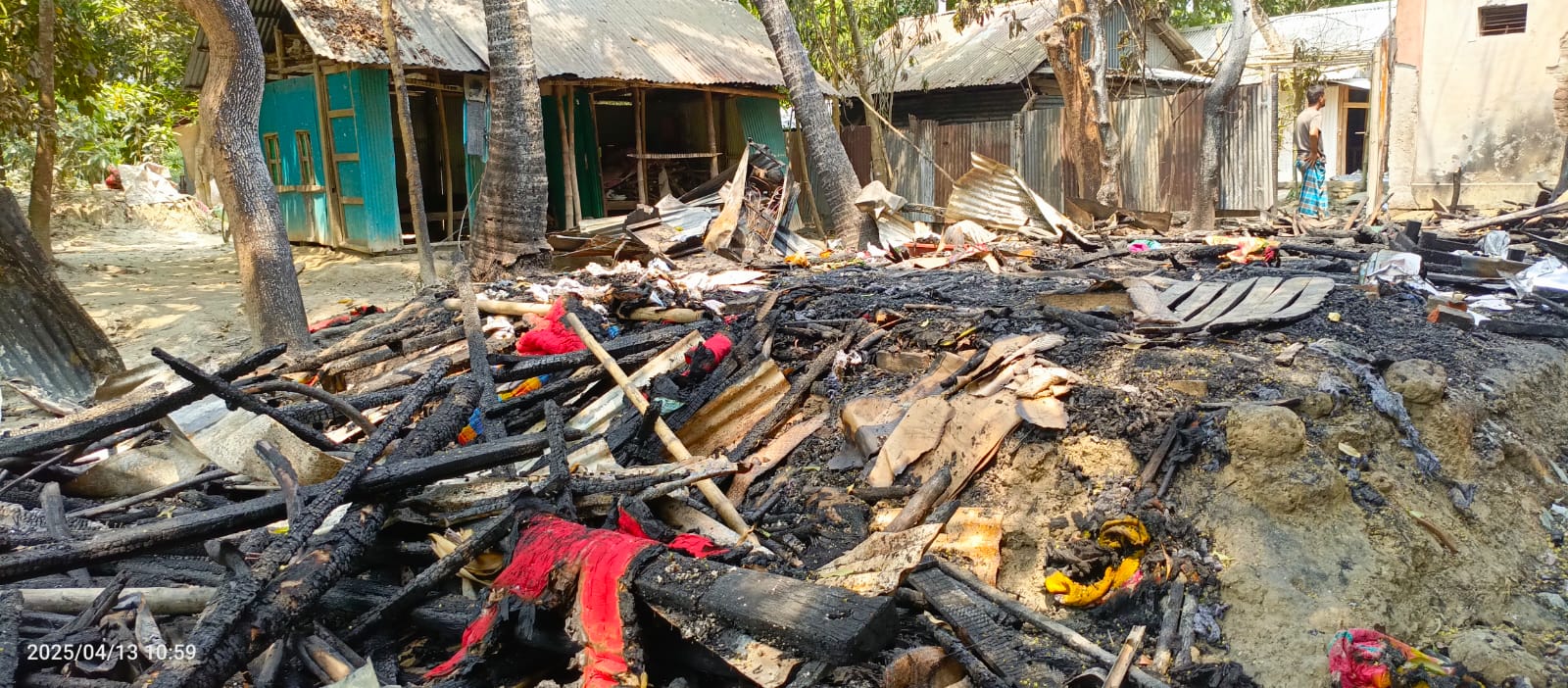 শাহরাস্তির পশ্চিম তারাপুরে অগ্নিকাণ্ডে একটি বসতঘর পুড়ে ছাঁই, ক্ষতির পরিমাণ সাড়ে তিন লক্ষ টাকা