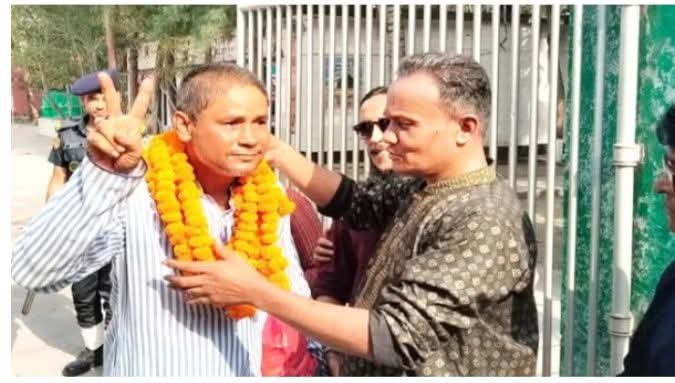 মুক্তি পেলেন সাংবাদিক রোকনুজ্জামান টিপু, ফুল দিয়ে বরণ করলেন বিএমএসএফ