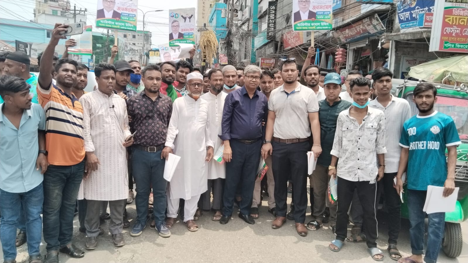 ৩১ দফা মানেই নতুন রাষ্ট্র— হাজীগঞ্জে গণসংযোগে ঝড় তুললেন ব্যারিস্টার কামাল উদ্দিন”