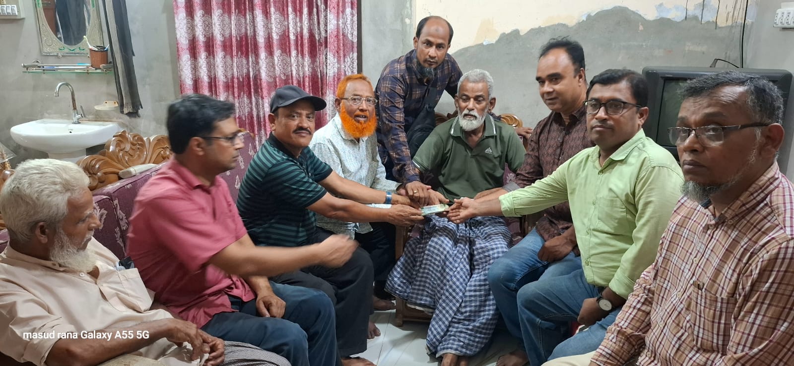 ক্যান্সারে আক্রান্ত শাহরাস্তি প্রেসক্লাবের অসুস্থ সাংবাদিক আমিরুজ্জামান সবুজকে আর্থিক অনুদান প্রদান