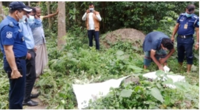 আদালতের নির্দেশে শাহরাস্তিতে মৃত্যুর ১০ মাস পর কবর থেকে লাশ উত্তোলন