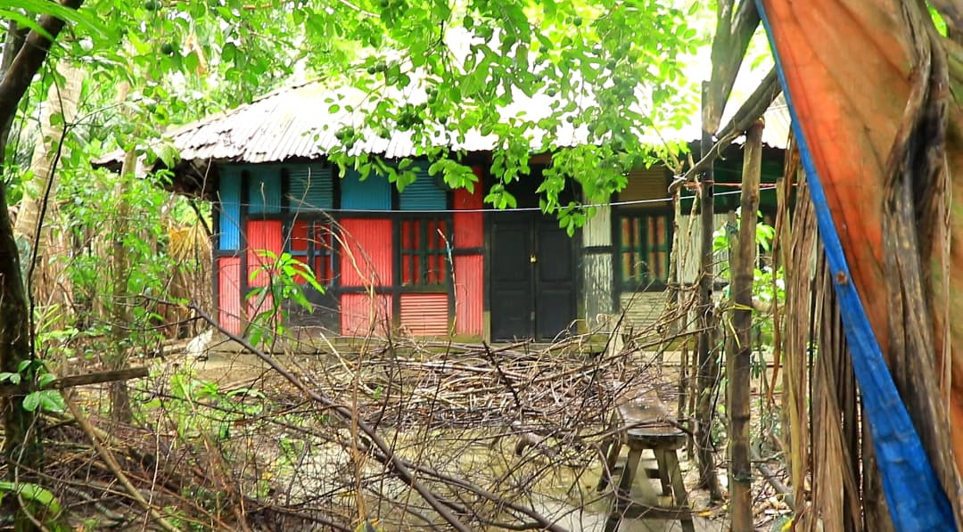 সম্পত্তির দ্বন্দ্বে ভাইকে ঘরে ডুকতে দিচ্ছেনা ভাই,স্ব-পরিবারে বাহিরে রাত্রিযাপন
