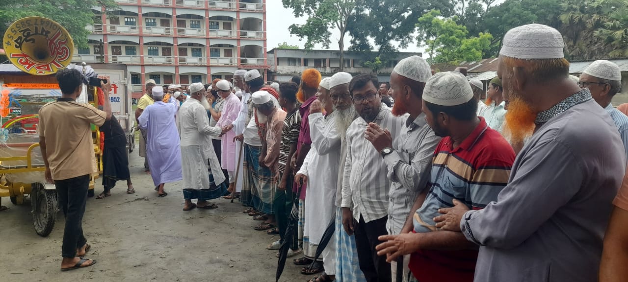 মরহুম আবদুর রশীদ মাষ্টারের জানাজা খিলা বাজার স্কুল এন্ড কলেজ মাঠে অনুষ্ঠিত ।