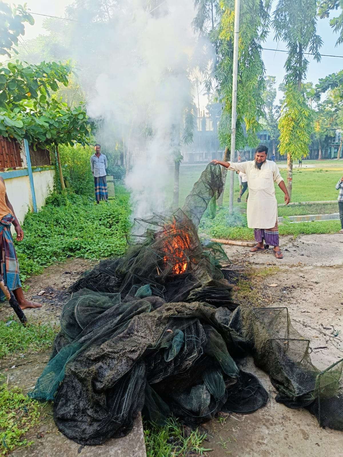 শাহরাস্তিতে নিষিদ্ধ ভেসাল জাল ও চায়না দুয়ারী জাল পুড়িয়ে ধ্বংস