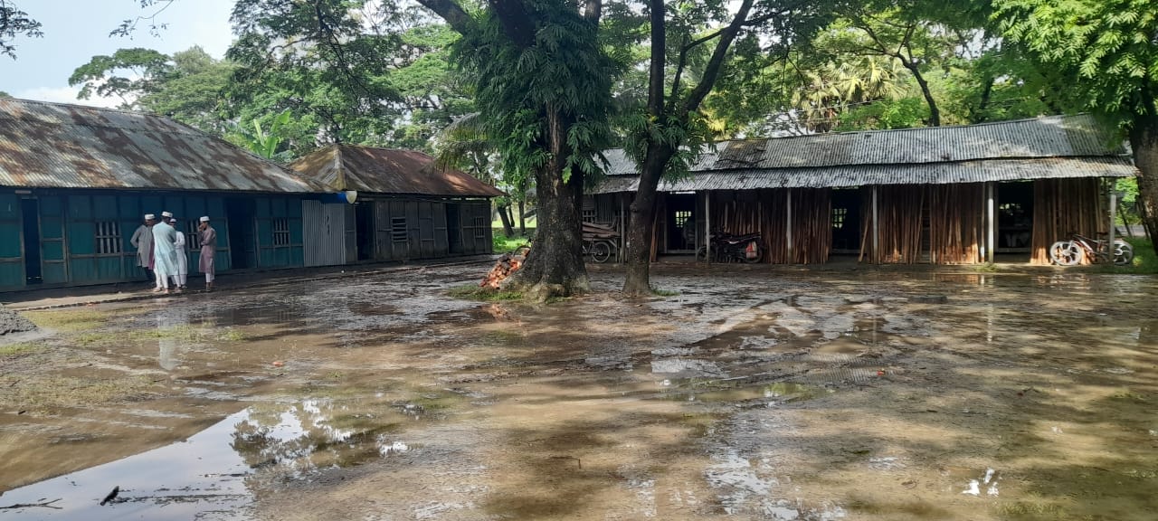 দৈয়ারা দাখিল মাদ্রাসার বেহাল দশা, ৪ শত ছাত্র/ছাত্রী থাকা সত্ত্বেও সরকারি অনুদান থেকে বঞ্চিত