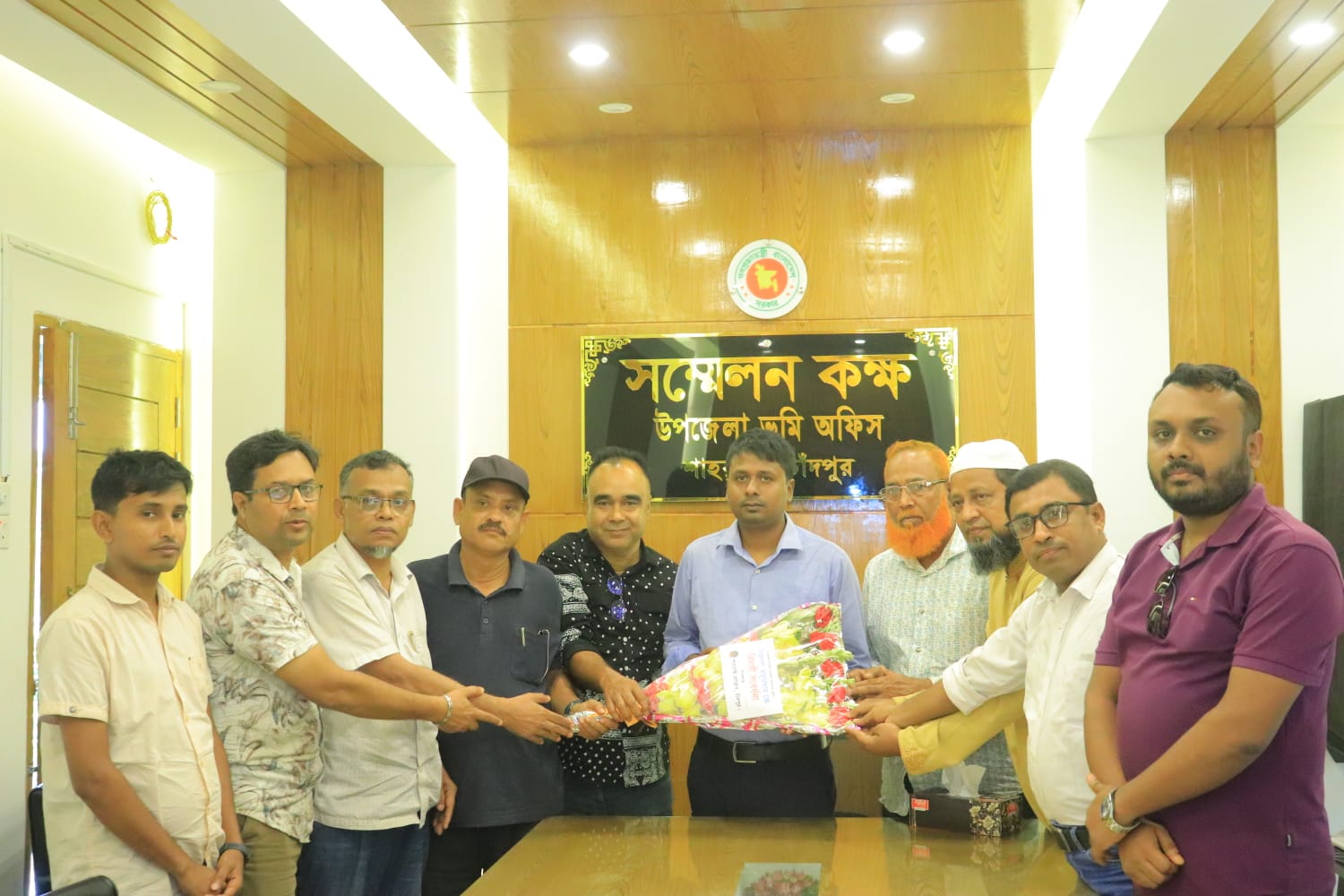 এসিল্যান্ডকে বিদায় জানাল, শাহরাস্তি প্রেসক্লাবের নেতৃবৃন্দ।