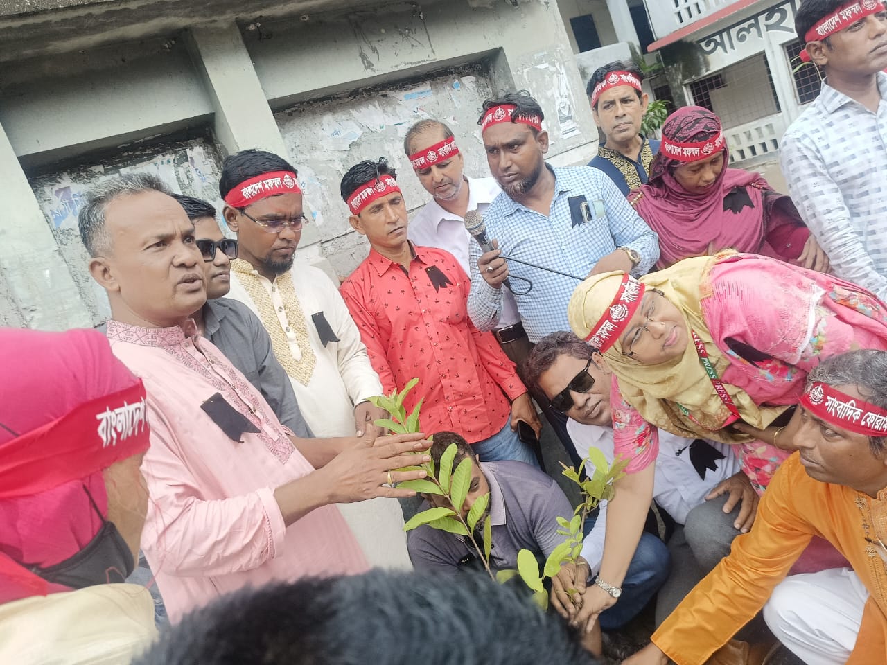 গাজীপুরে “শহীদ সাংবাদিক তুহিন চত্ত্বর” ঘোষণা, বৃক্ষরোপণ কর্মসূচি পালিত