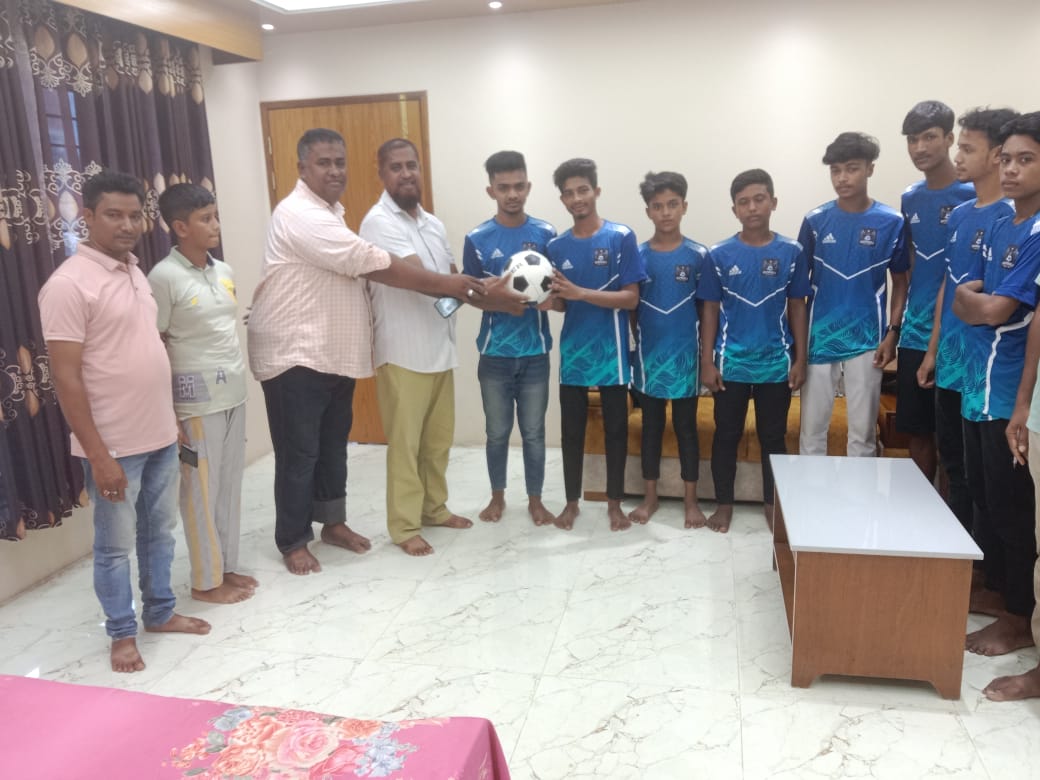 মোঃ ইকবাল হোসেন কর্তৃক ‘ভাটনীখোলা বেসিক বয়েজ ক্লাব’কে ক্রিড়া সামগ্ৰী বিতরণ