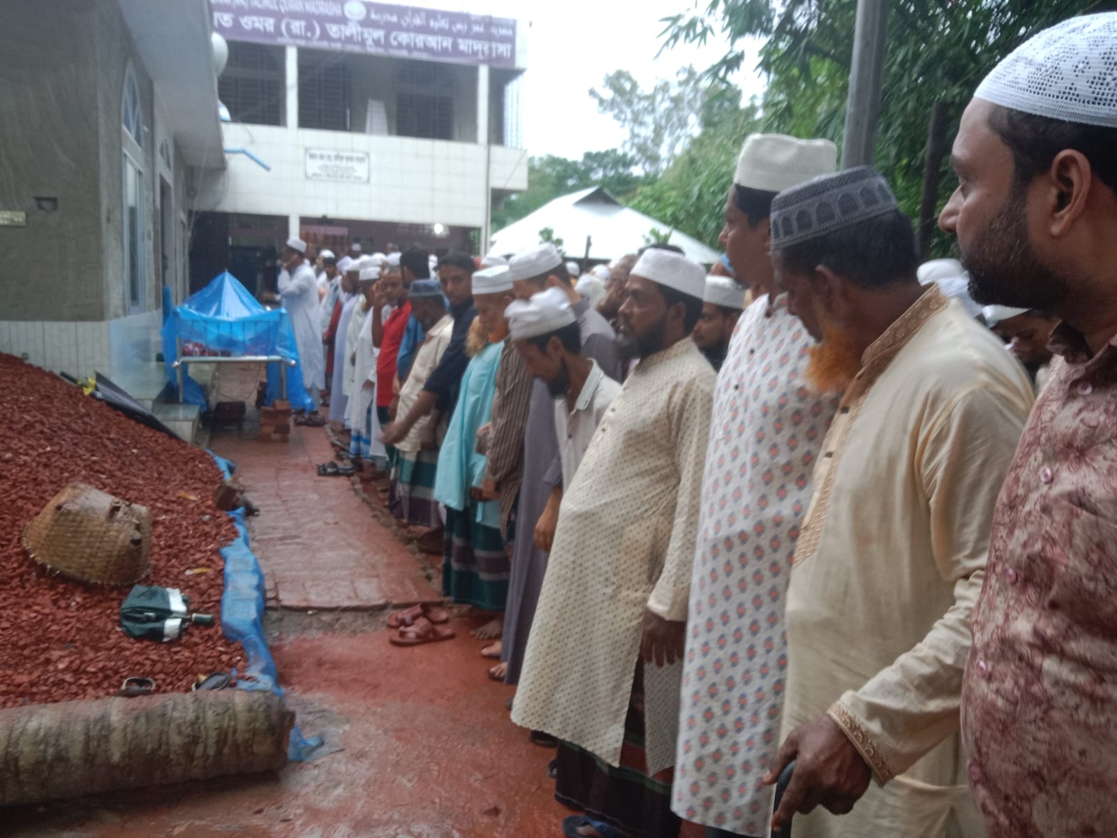 শাহরাস্তির রায়শ্রী উত্তর ইউনিয়নের দাদীয়াপাড়া ব্যাপারী বাড়ির বসির উল্লাহ মাস্টারের জানাযা ও দাফন সম্পন্ন
