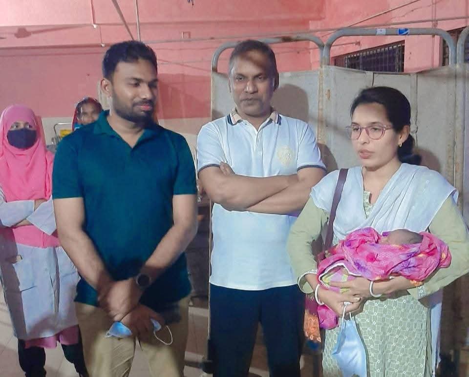 কালিগঞ্জে অজ্ঞাত নারীর নবজাতককে কোলে নিলেন ইউএনও অনুজা মন্ডল!