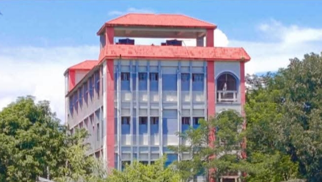 মেদিনী মণ্ডল গার্লস কলেজের আছে চারতলা ভবন, ছাত্রী পাঁচজন, শিক্ষক হিসেবে অধ্যক্ষই শুধু স্থায়ী!