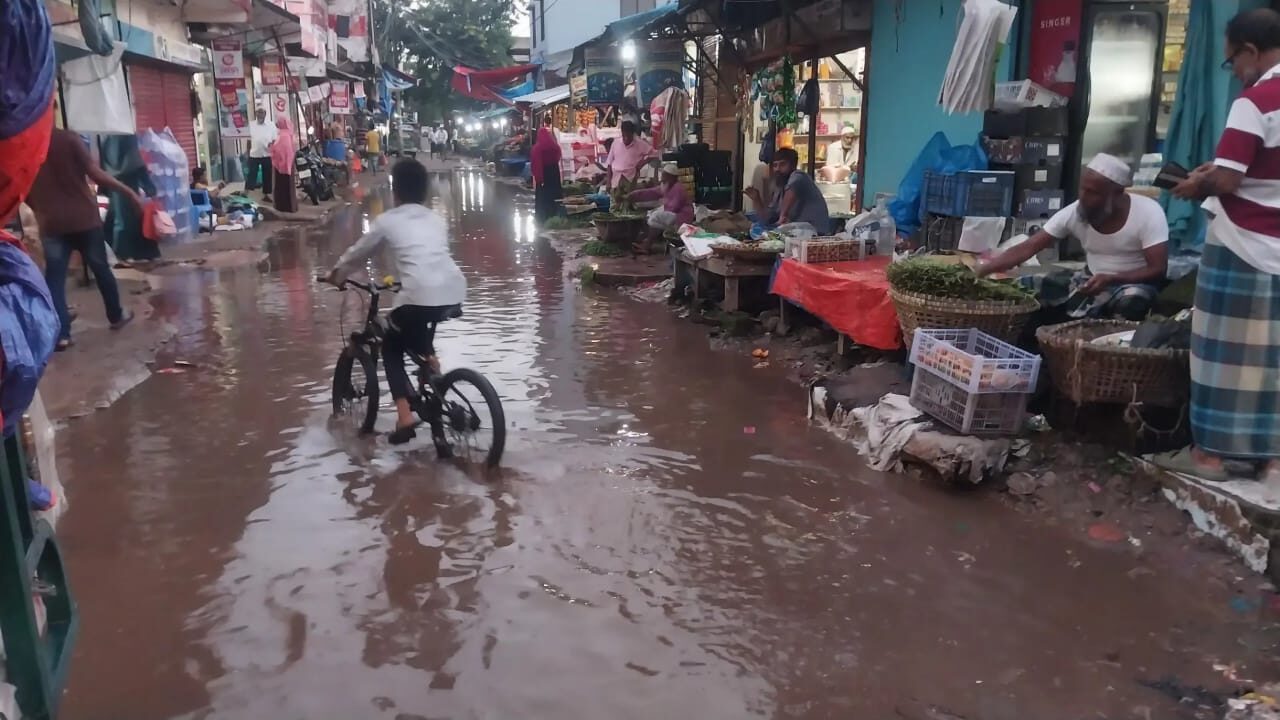 একটু বৃষ্টিতেই শাহরাস্তির সুচিপাড়া কাঁচা বাজারের রাস্তা পানিতে ডুবে টইটম্বুর হয়ে যায়