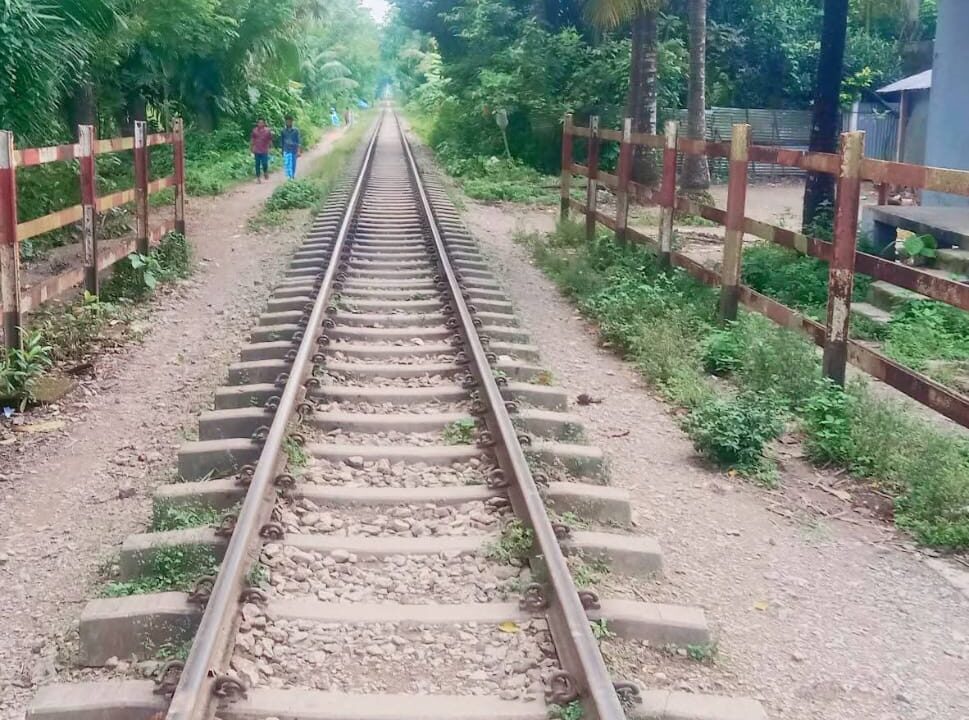 শাহরাস্তিতে রেলের জায়গা নাবায়ন করেও স্টেশন মাস্টারের রোষানলে প্রতিবন্ধী পরিবার