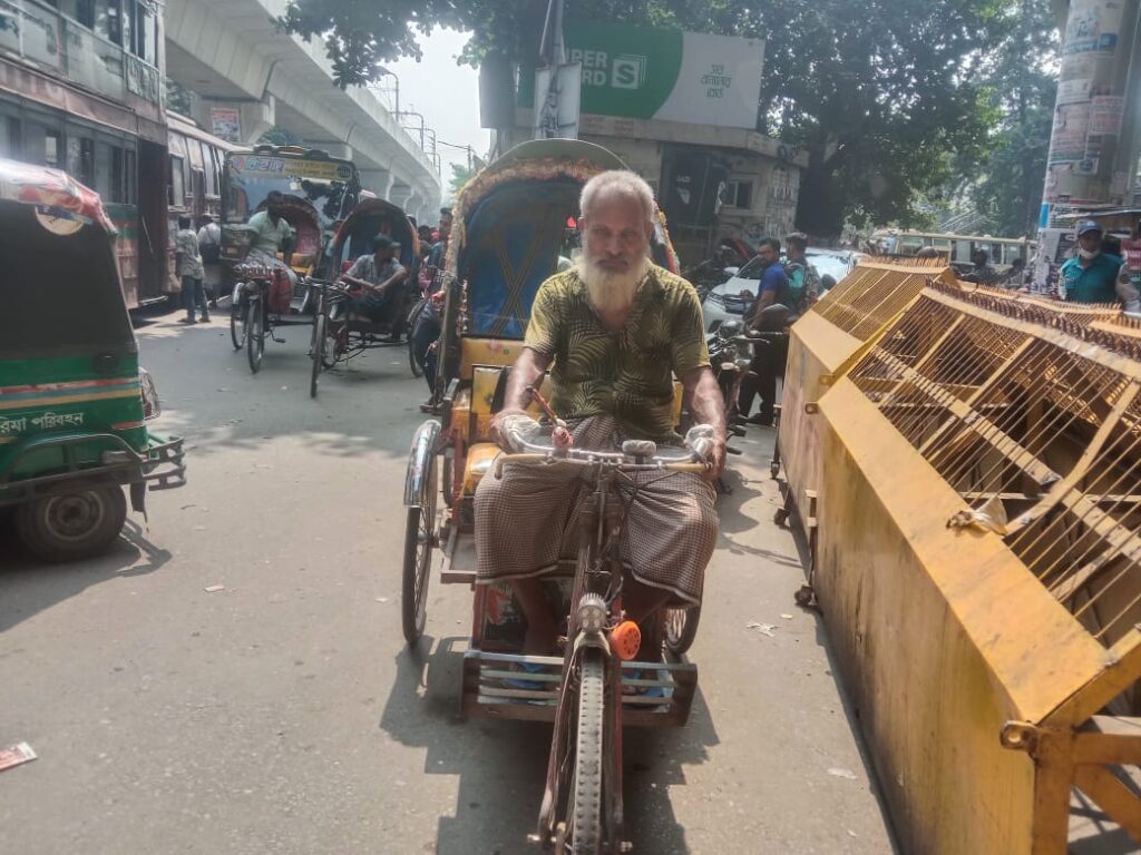 ঢাকা শহরে অটোরিক্সা চালিয়ে চলে তওসির আলীর জীবন