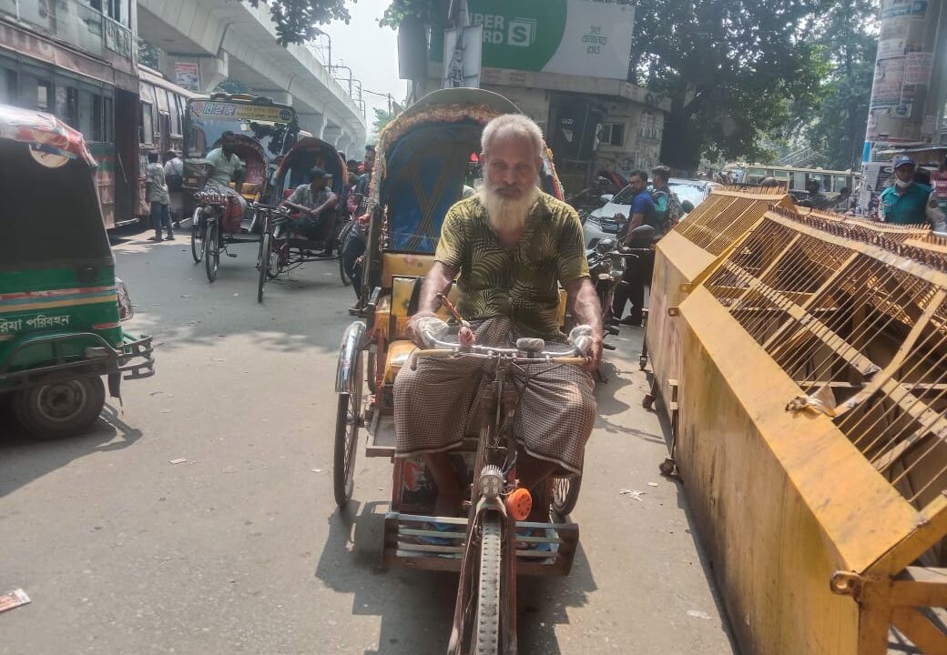 ঢাকা শহরে অটোরিক্সা চালিয়ে চলে তওসির আলীর জীবন