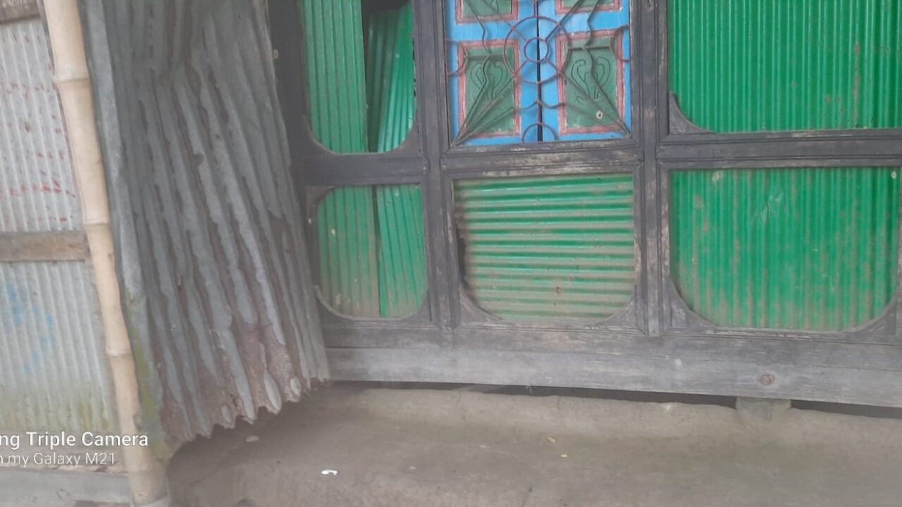 শাহরাস্তির উল্ল্যাশ্বরে পারিবারিক বিরোধে অসহায় পরিবারের উপর হামলা,মারধর সহ বসতবাড়ী ভাংচুর