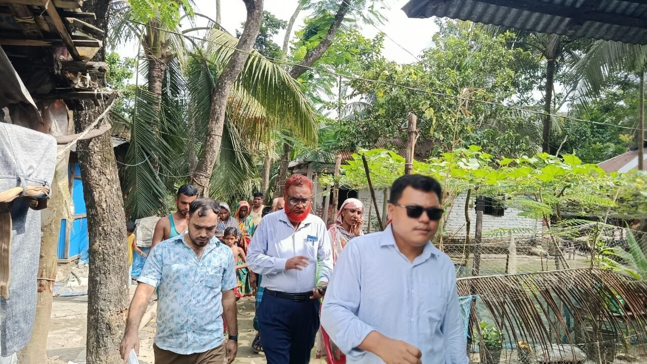 বিভিন্ন অভিযোগের ভিত্তিতে শাহরাস্তিতে ভূমি পরিদর্শন করছেন এসি ল্যান্ড হিল্লোল চাকমা।