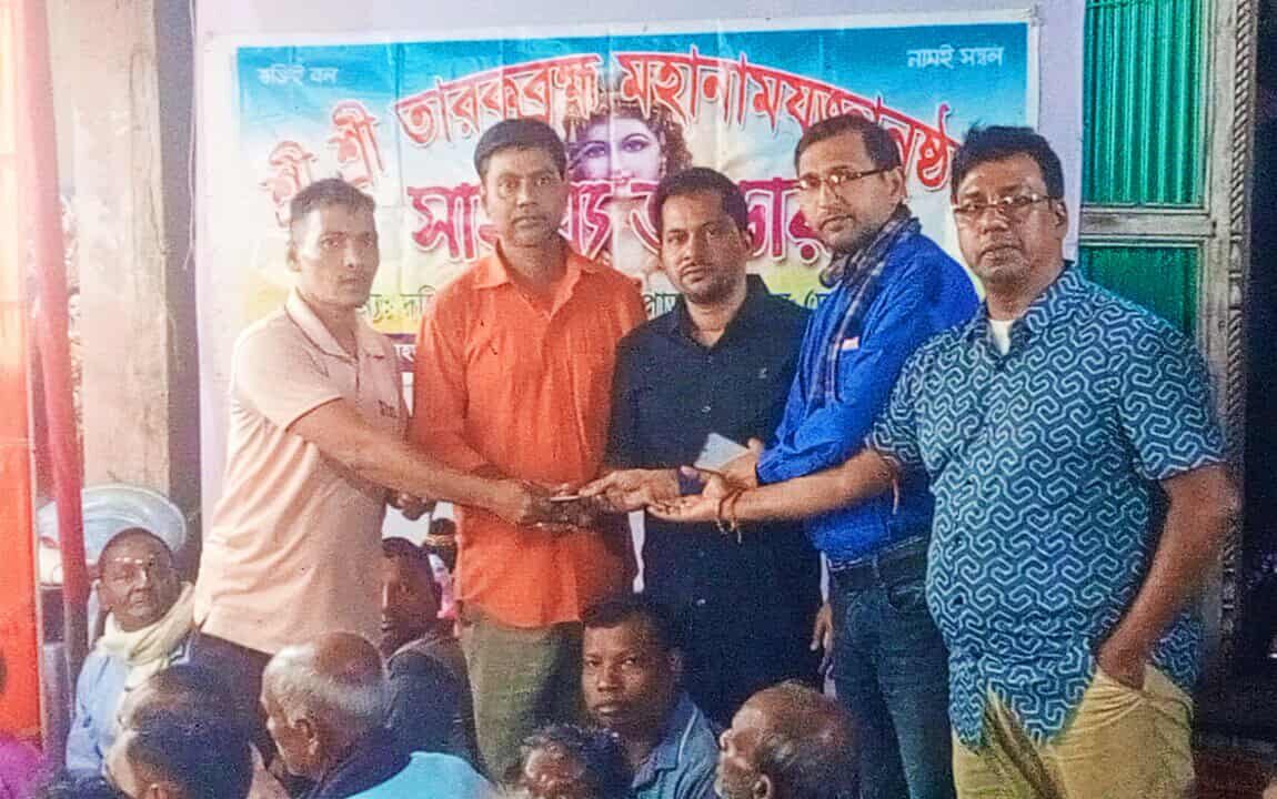 মতলবে হরিনাম মহাযজ্ঞে প্রবাসী গৌরনিতাই সংঘের অনুদান প্রদান