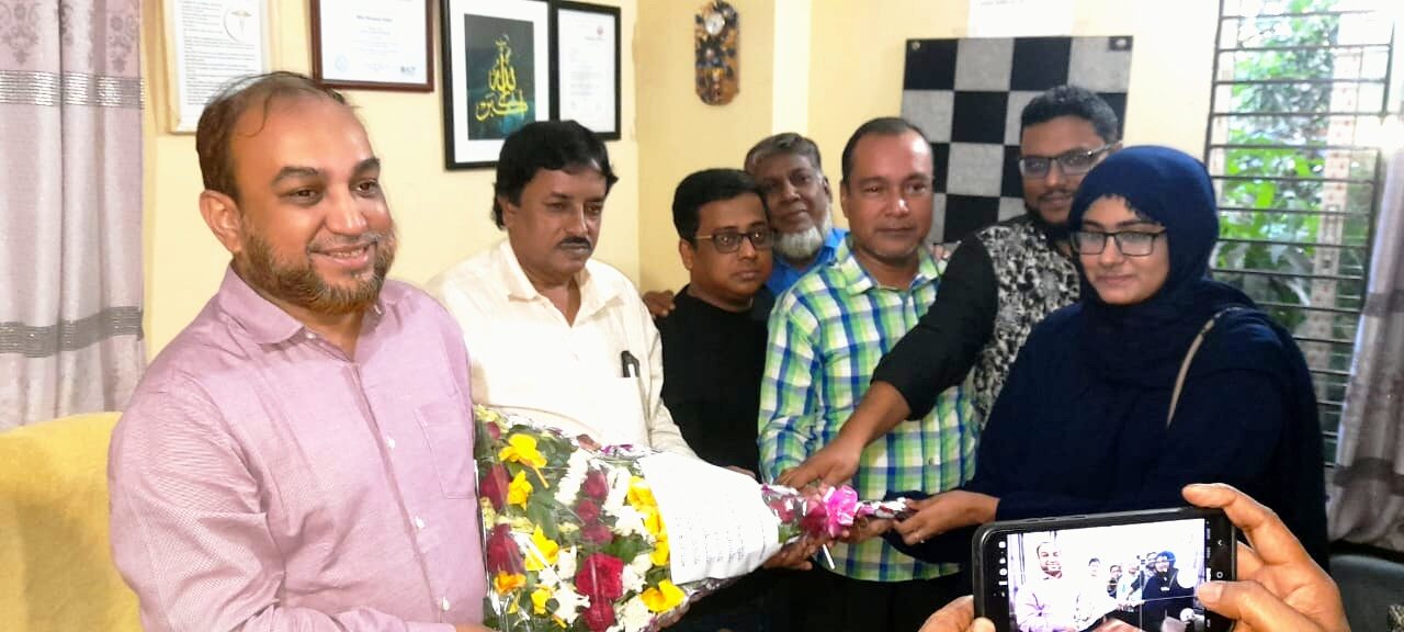 পদোন্নতি পাওয়ায় শাহরাস্তিতে পপুলার হাসপাতাল পরিবারের পক্ষ থেকে ডাঃ কে সংবর্ধনা
