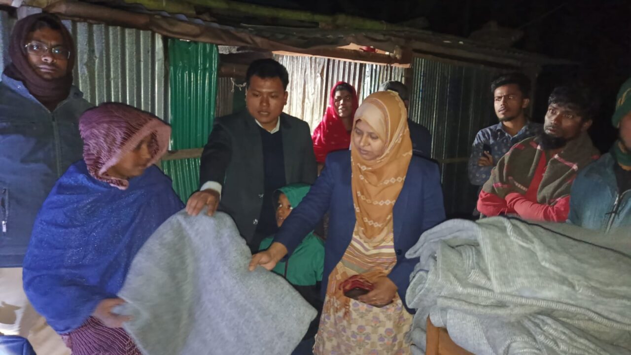 শাহরাস্তিতে শীতার্তদের মাঝে কম্বল বিতরণ করেছেন নির্বাহী কর্মকর্তা নাজিয়া হোসেন।