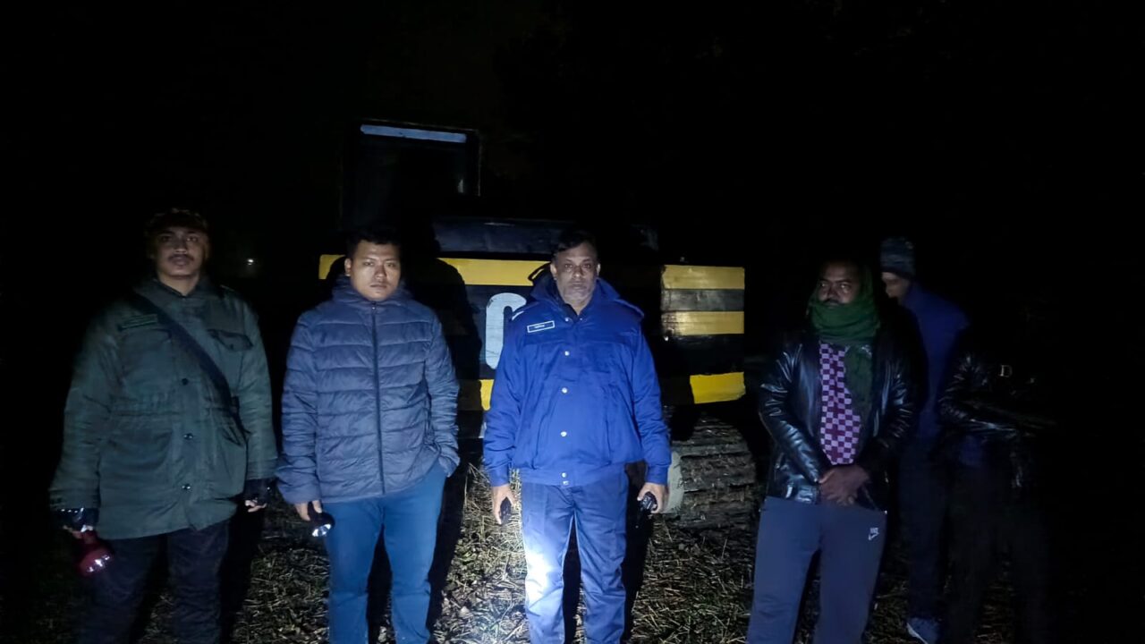 ফসলী জমির মাটি কাটার বিরুদ্ধে, শাহরাস্তিতে প্রশাসনের অভিযান